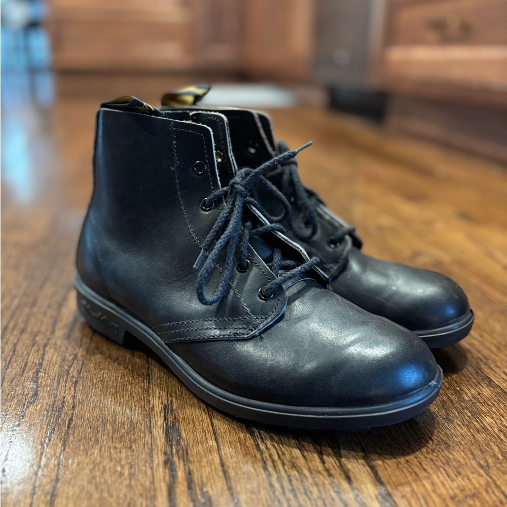 Blundstone black leather lace up boots